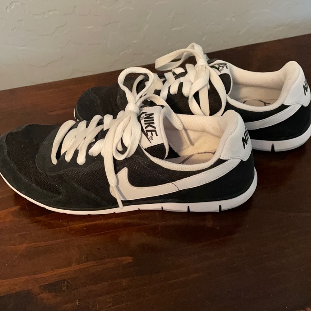 Women’s Nike Eclipse Retro size 6.5. Like new.